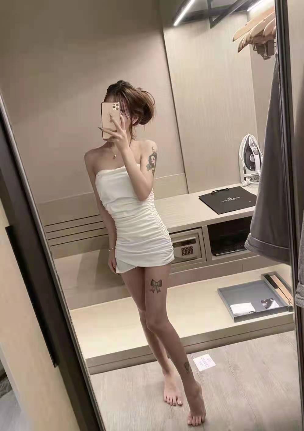 00后纯情小姐姐，黑丝美腿，各种挑逗